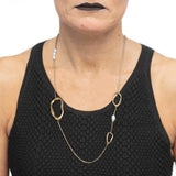 Collana Marlù catena con tre elementi di diverse dimensioni a forma organica e perle oro - 2