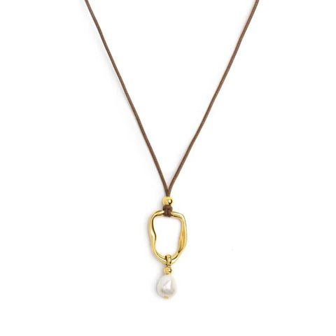 Collana Marlù cordino con pendente a forma organica con perla oro