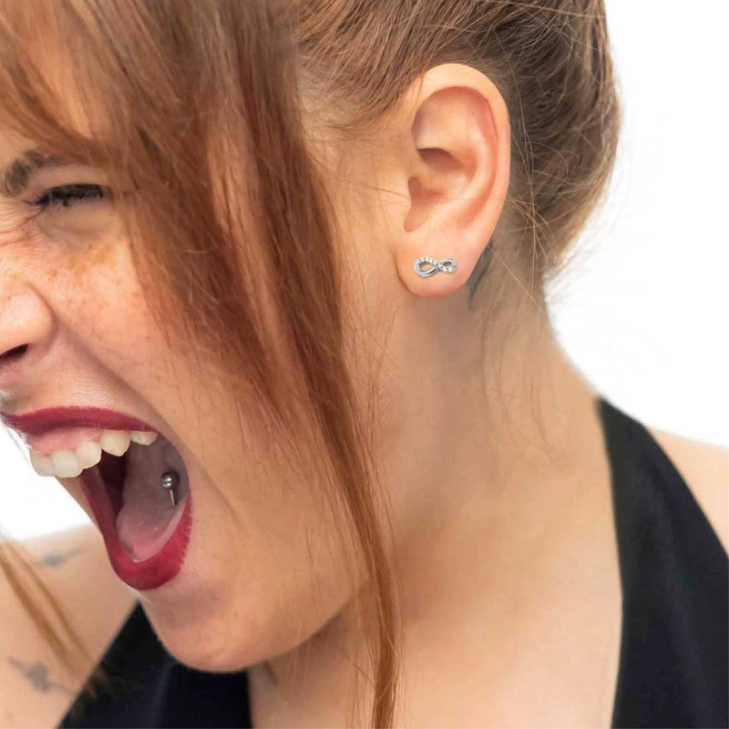 Orecchino Marlù a lobo infinito con zirconi bianchi