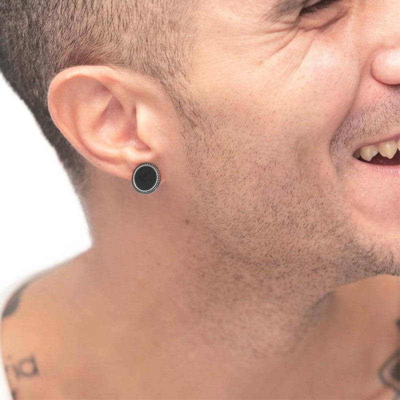 Orecchino  Marlù a lobo tondo centro smalto nero con bordo trama puntinata