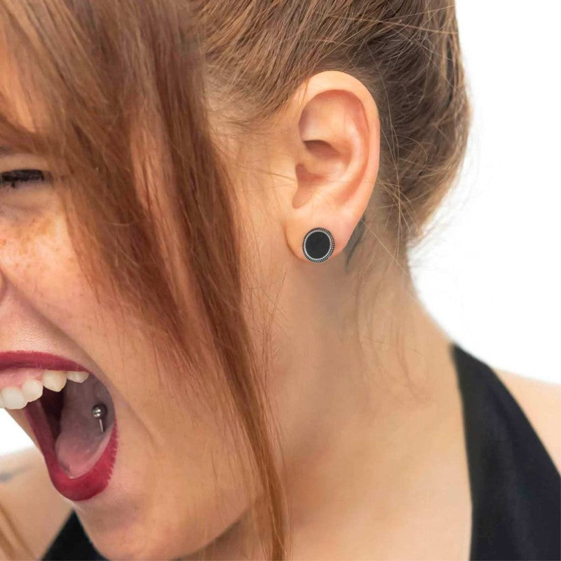 Orecchino  Marlù a lobo tondo centro smalto nero con bordo trama puntinata